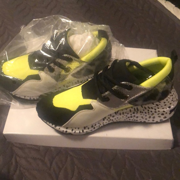 Shoes - Picture 2 of 4